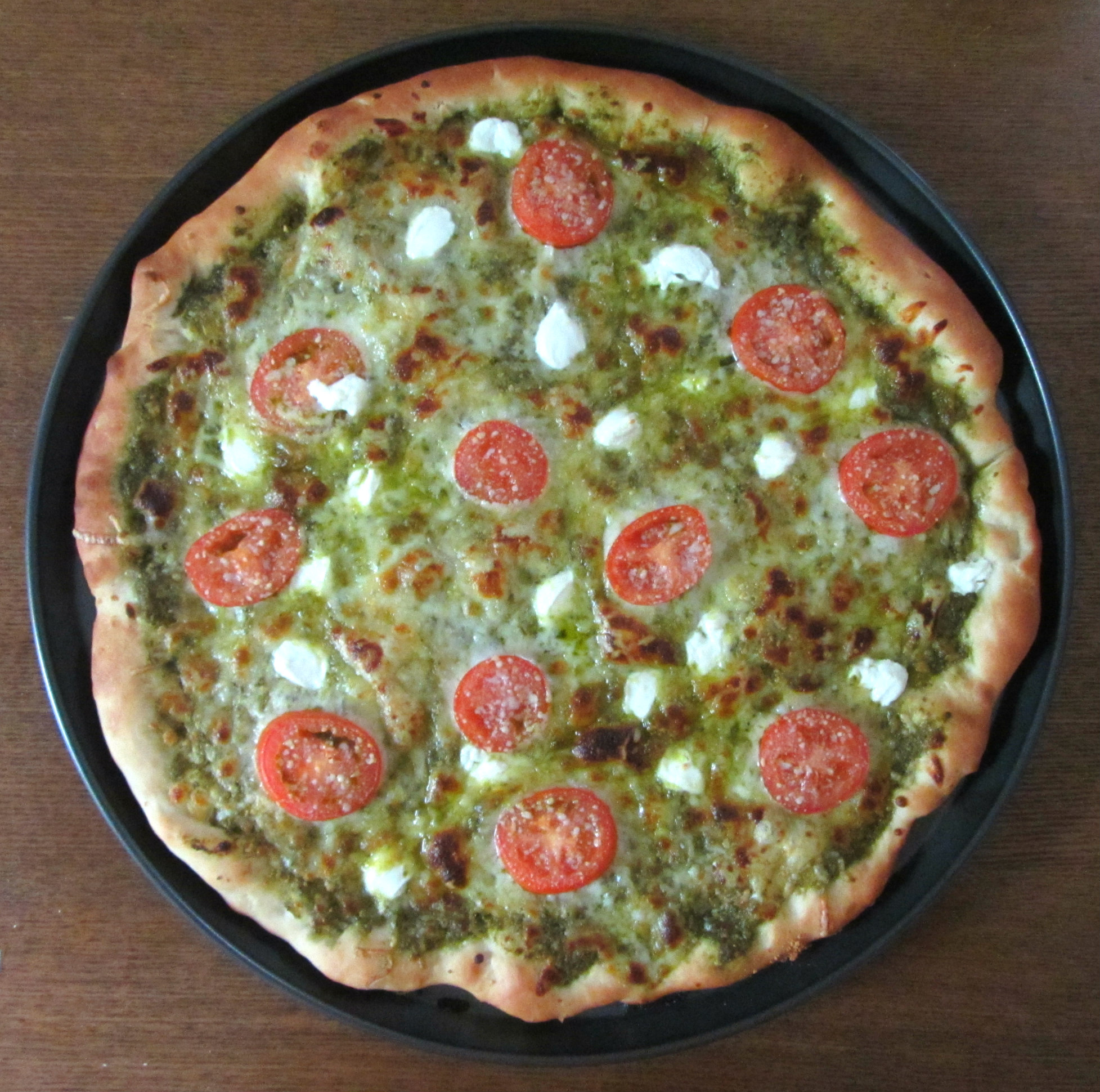 Pesto pizza whole